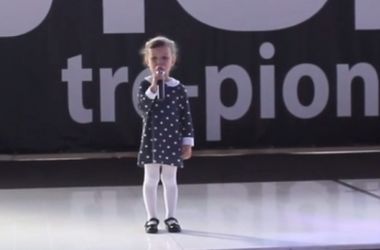 4-летняя девочка рассказала стих о бабушкиной пенсии, ее выступление стало хитом