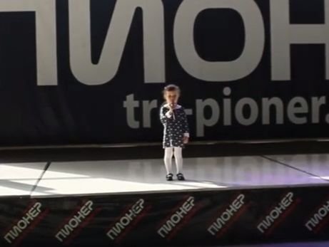 4-летняя девочка рассказала стих о бабушкиной пенсии, ее выступление стало хитом