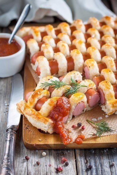 Берем слоеное тесто и получается простая и вкусная закуска