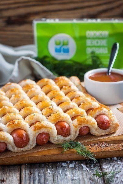 Берем слоеное тесто и получается простая и вкусная закуска