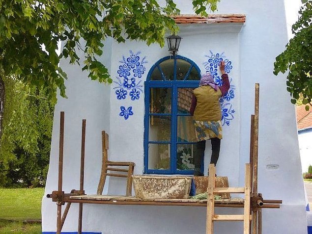 90-летняя бабушка превратила свою деревню в настоящее произведение искусства