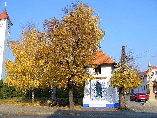 90-летняя бабушка превратила свою деревню в настоящее произведение искусства