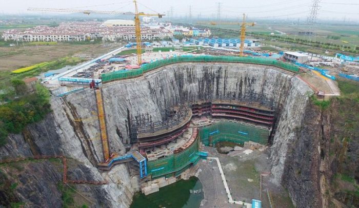 Роскошный отель в заброшенном карьере