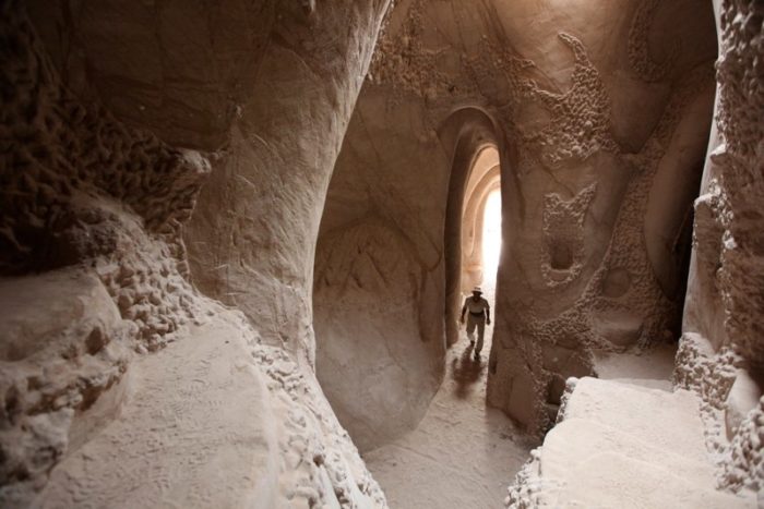 Целых 25 лет художник живет в пещере вместе со своим псом… И у каждого, кто входит туда, отнимает речь от удивления…