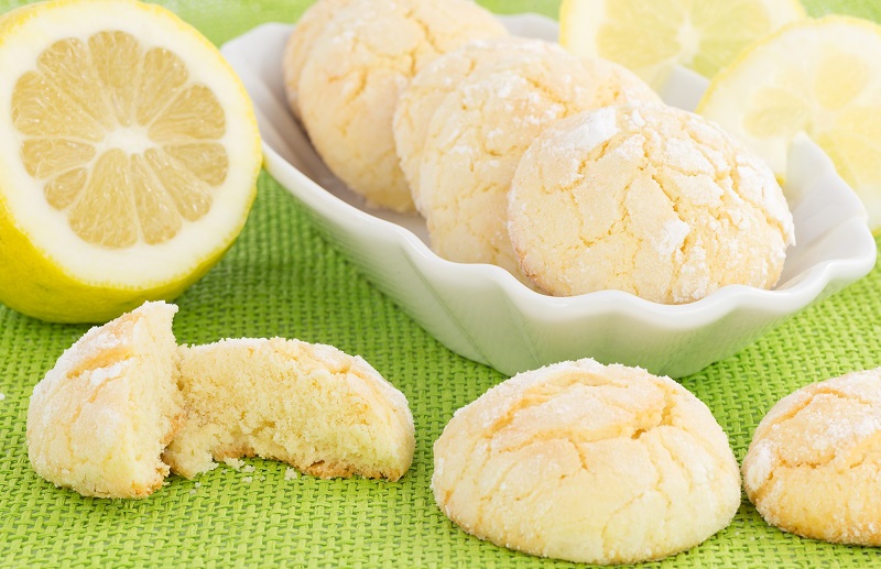 1 лимон, 2 яйца и 200 миллилитров кефира – простой и вкусный десерт, который можно даже тем, кто следит за фигурой