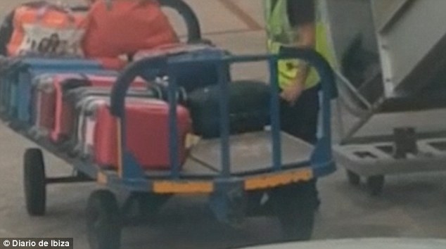 Пассажиру самолета удалось снять на видео процесс кражи вещей из чужих чемоданов