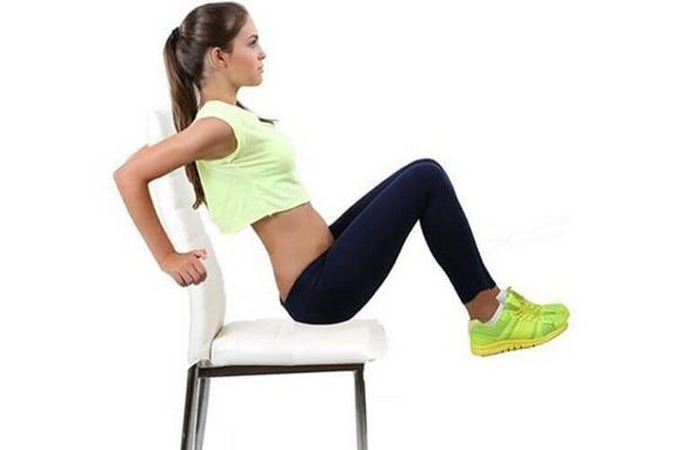 7 упражнений, которые можно выполнять сидя на стуле – помогают избавиться от обвисшего живота