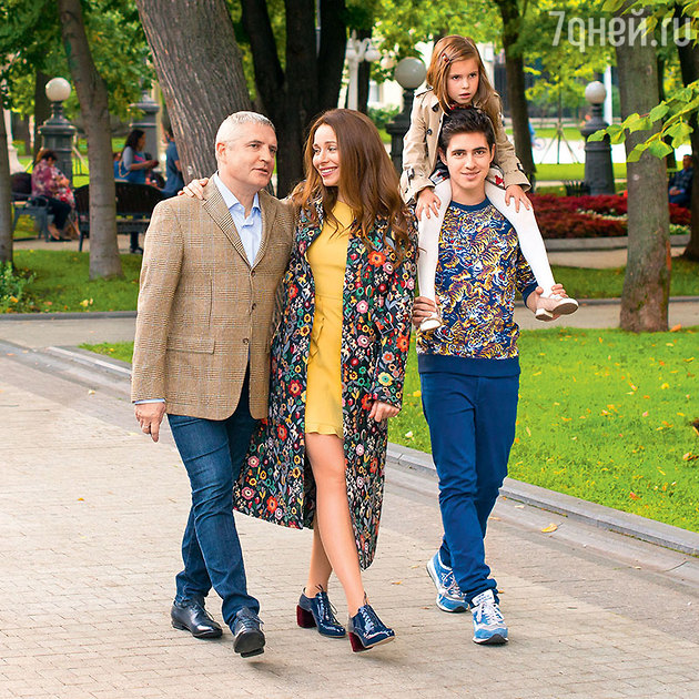 Множество фото счастливой семьи актрисы Екатерины Гусевой – несмотря на существенную разницу в возрасте с мужем…