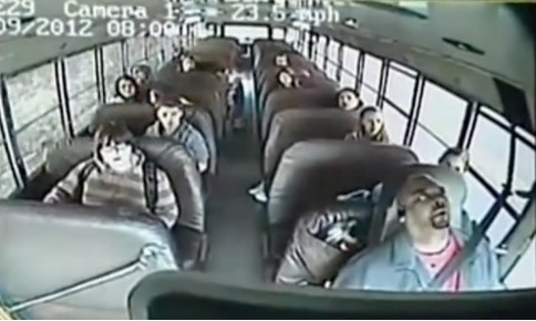 Когда водитель неожиданно потерял сознание, благодаря реакции двух школьников был спасен весь класс