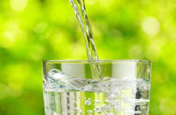 Когда и как пить воду: холодную или теплую, в каких количествах и зачем