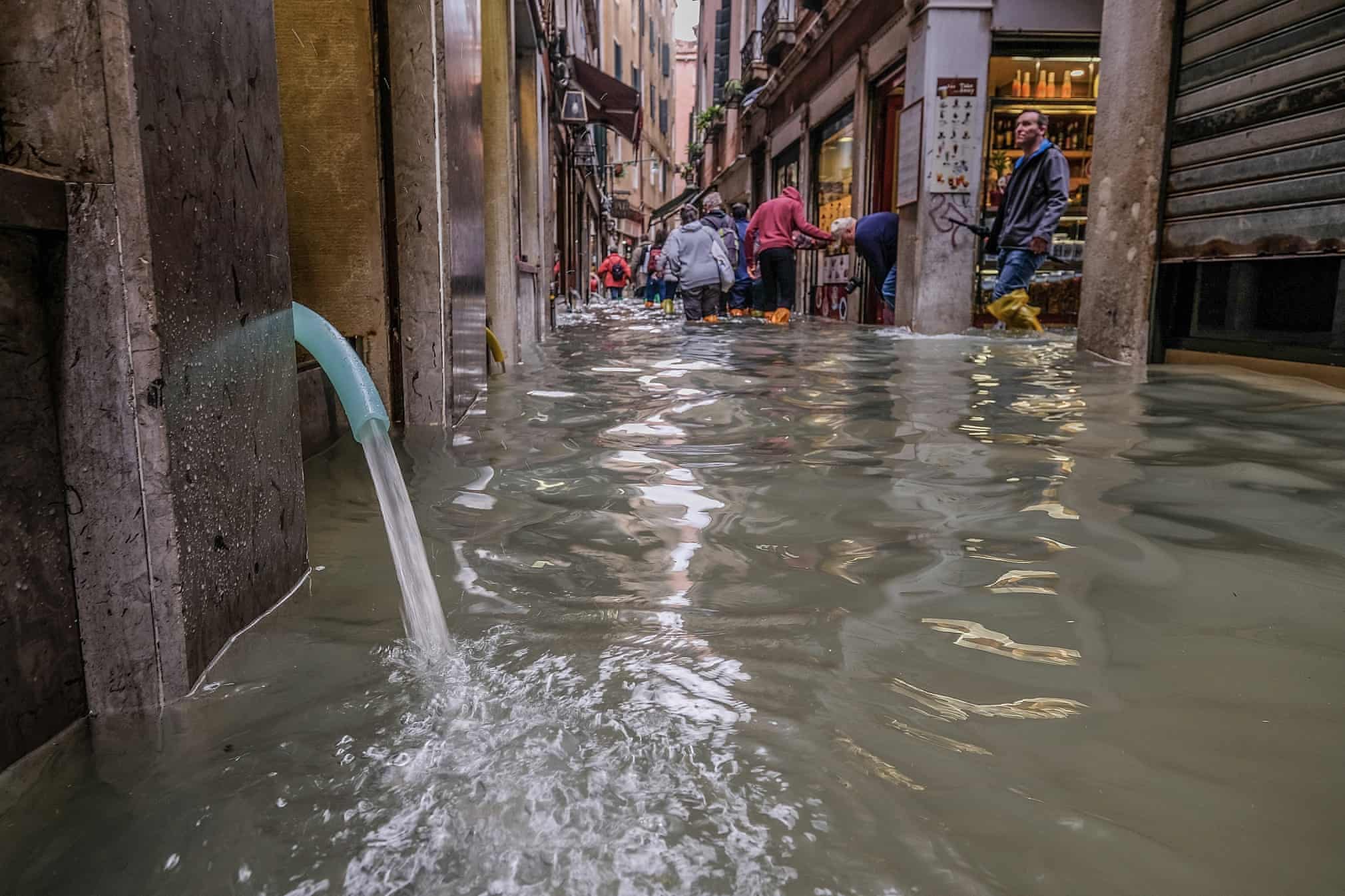 Неужели Венеция медленно уходит под воду? Смотрите новые фото