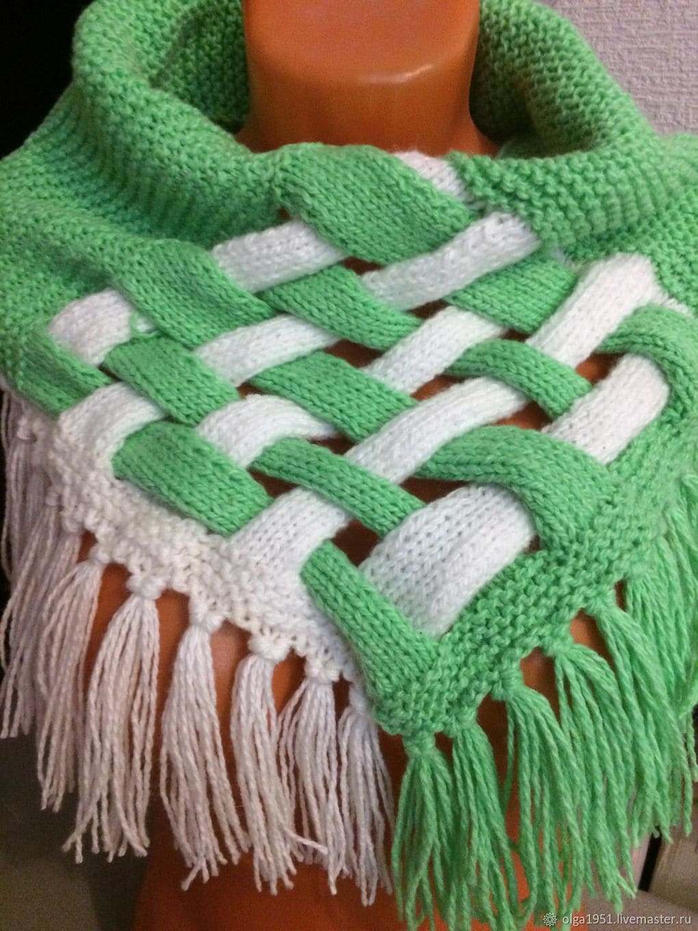 Красивый шарф-снуд с элементами плетения – такой необычный и стильный аксессуар не останется незамеченным