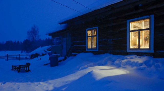 Зима в деревне. Около 2-х часов ночи. Местный фельдшер неожиданно просыпается от необычного шума за окном