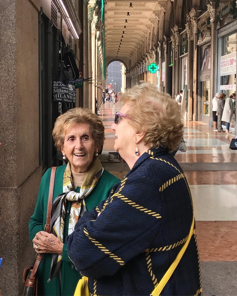 Посмотрите, как заметна разница с нашими леди – студент ведет Инстаграм со стильными пенсионерками из Милана