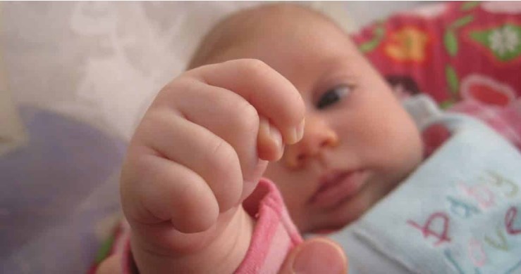Семь важных сигналов, которые младенцы подают своим родителям – их нужно понимать правильно