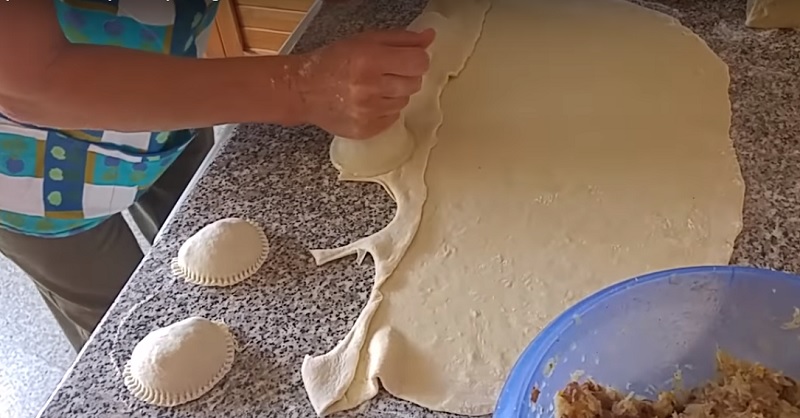 Простой и быстрый способ лепки пельменей – бабушка доказала, что за 25 минут можно забить всю морозилку