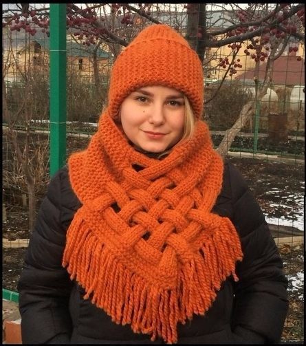 Красивый шарф-снуд с элементами плетения – такой необычный и стильный аксессуар не останется незамеченным