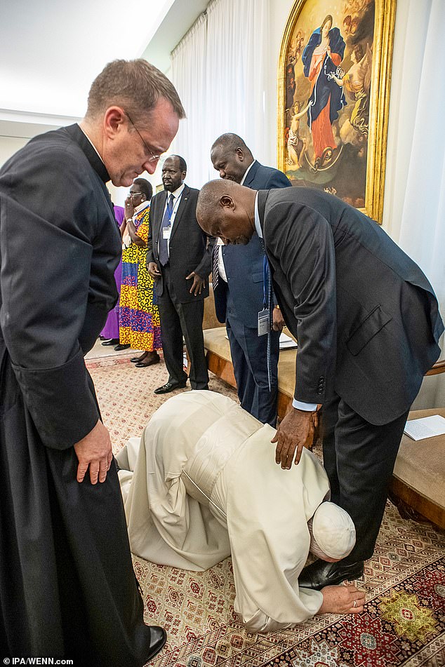 Папа стал на колени перед всеми лидерами Судана с просьбой закончить войну и принести мир в страну