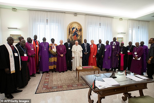 Папа стал на колени перед всеми лидерами Судана с просьбой закончить войну и принести мир в страну