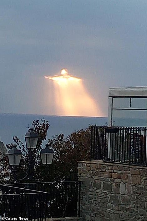 Неожиданно в небе над Италией люди увидели фигуру Иисуса, сотканную из ярких лучей солнца