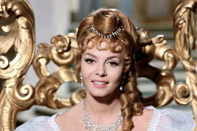 Актрисе, которая сыграла роль Анжелики, сегодня уже 80 лет и только посмотрите на то, как она выглядит