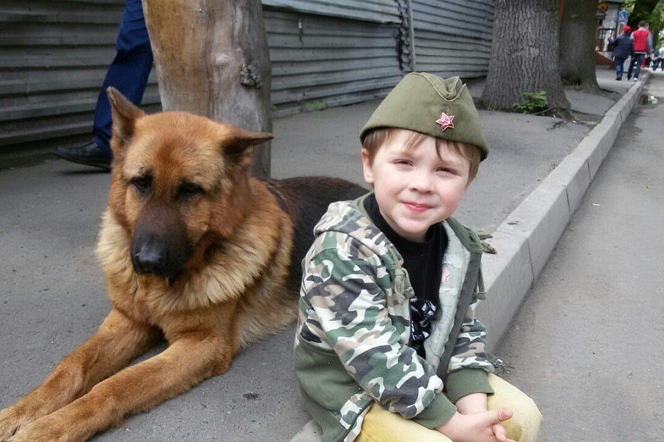 6-летний Ваня с отцом уже спасли больше ста собак и кошек – удивительная история