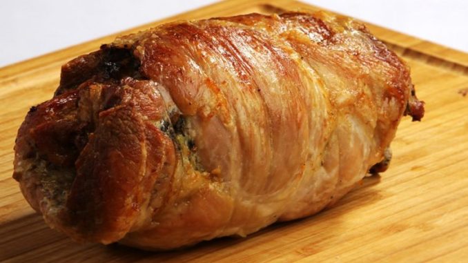 В Италии за это мясо платят немалые деньги, а мы предлагаем сделать его самостоятельно – рулет из свиной лопатки