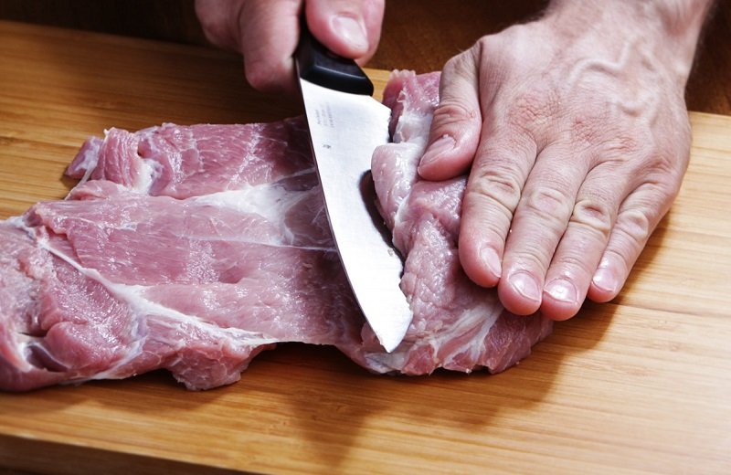 В Италии за это мясо платят немалые деньги, а мы предлагаем сделать его самостоятельно – рулет из свиной лопатки