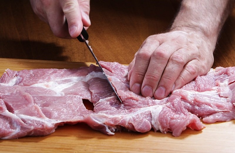 В Италии за это мясо платят немалые деньги, а мы предлагаем сделать его самостоятельно – рулет из свиной лопатки